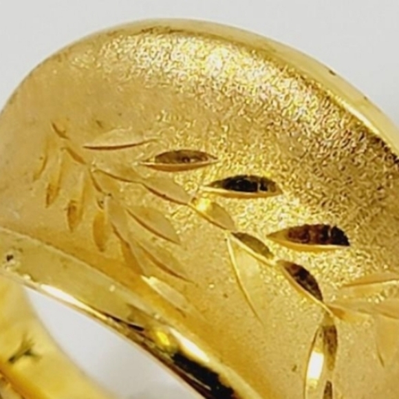 Gorgeous Bellezza jewelry gold-tone sandblast fashion ring size 6 - Picture 4 of 4